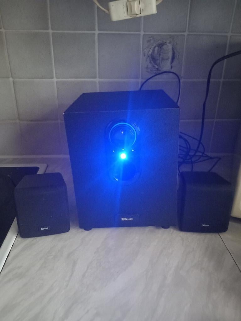 Trust speakerset 2.1 subwoofer en 2 satellietspeakers 15w, Ophalen of Verzenden, Zo goed als nieuw