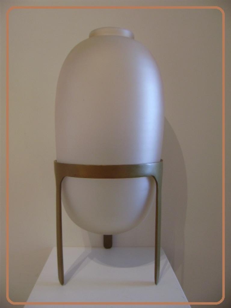 Urn-vaas op metalen sokkel van >>> URBAN NATURE CULTURE <<<, Ophalen, Nieuw, Glas