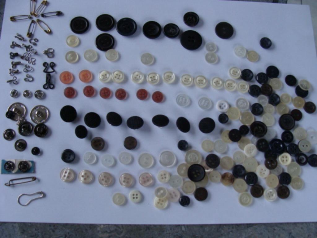 Boutons 140 divers couleurs +agrafe, pression neuf, vintage, Enlèvement, Neuf, Bouton ou Boutons