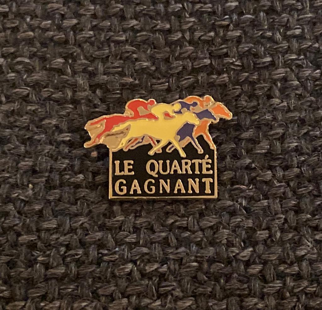 PIN - LE QUARTÉ GAGNANT - PAARDENKOERS - COURSE A CHEVAL, Envoi, Utilisé, Sport, Insigne ou Pin's