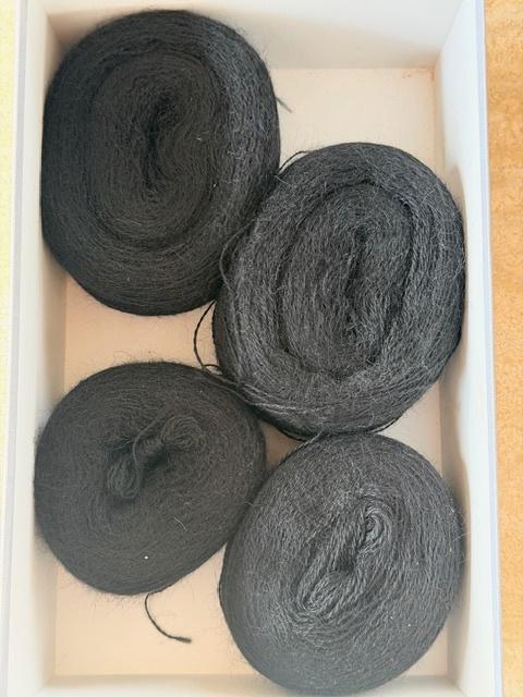Nieuwe 70% wol (haken/breien) zwart/480gr  (nr4864), Enlèvement ou Envoi, Neuf, Tricot ou Crochet, Laine ou Fils