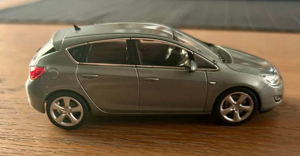 Opel Astra J hatchback, Hobby en Vrije tijd, Modelauto's | 1:43, Ophalen of Verzenden, Nieuw, MiniChamps