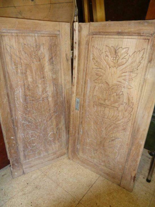 2 oude kastdeurtjes met snijwerk