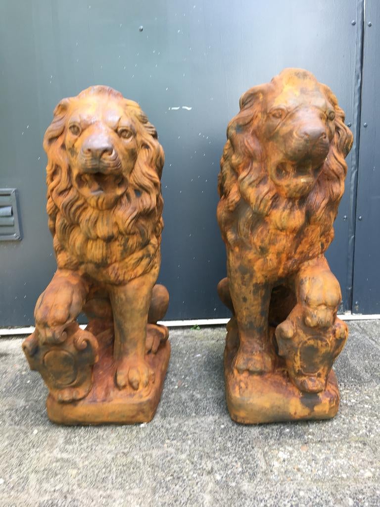 Set Grote Zittende Leeuwen - Poortwachters, Tuin en Terras, Tuinbeelden, Ophalen of Verzenden, Steen, Dierenbeeld