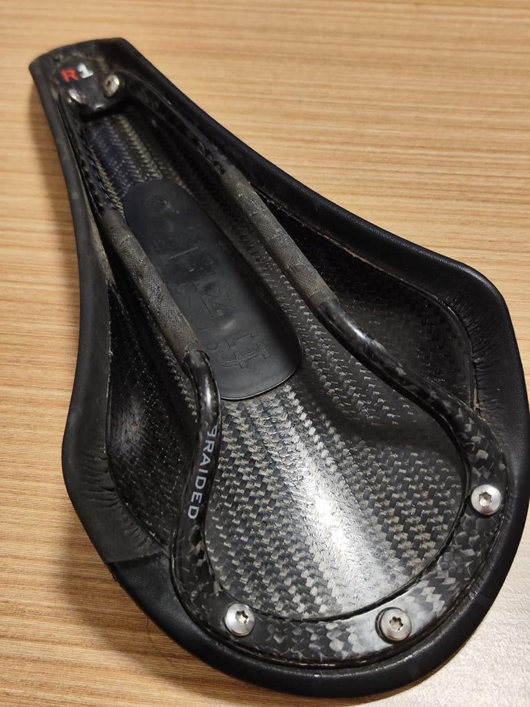 Selle de vélo Fizik R1 carbone, Vélos & Vélomoteurs, Enlèvement ou Envoi, Comme neuf
