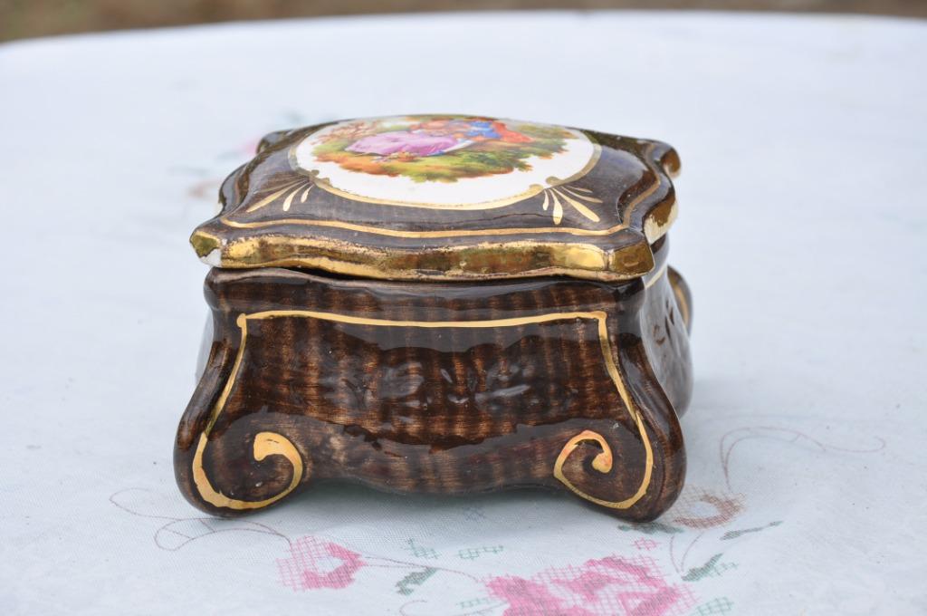 §  boite a bijoux en faience decor galants, Ophalen of Verzenden