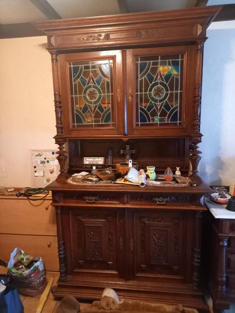 Hele oude buffetkast met gekleurd glas, Ophalen
