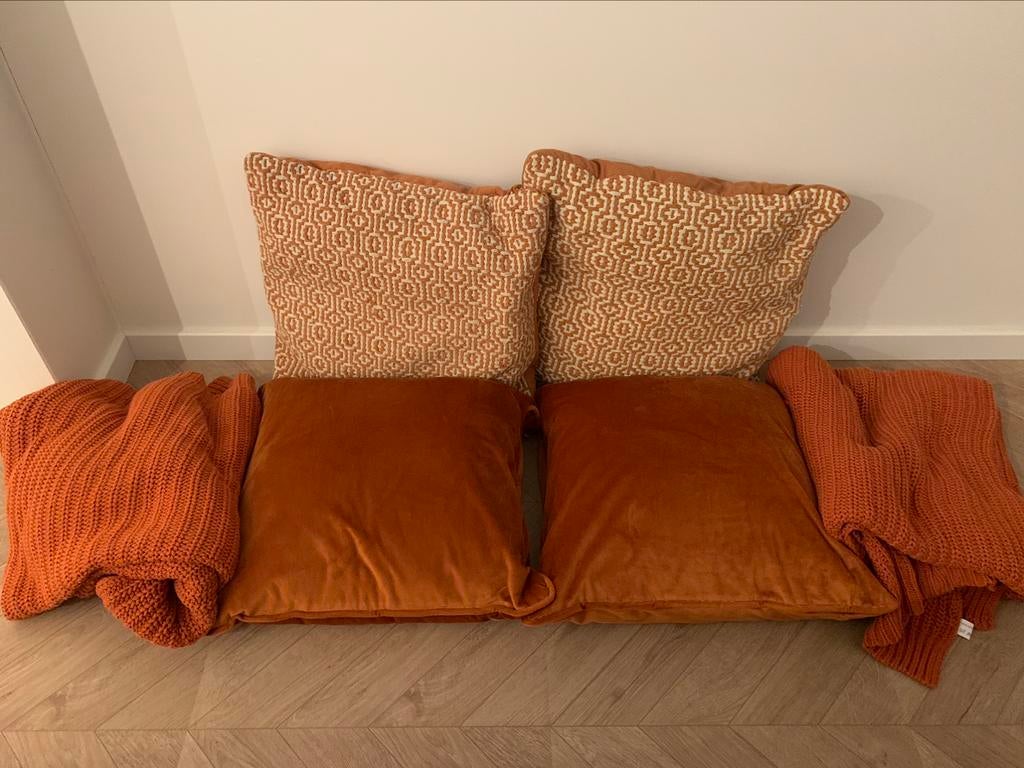 4 sierkussens en 2 plaids, Ophalen, Zo goed als nieuw
