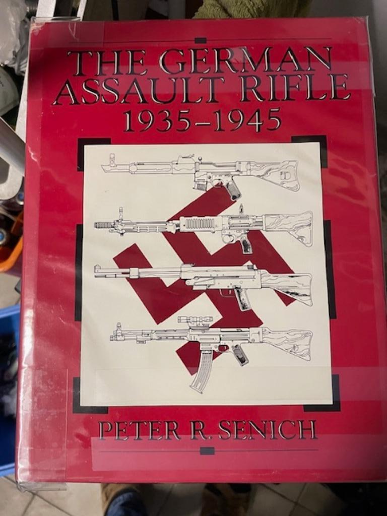 The German assault rifle 1939-1945, Tweede Wereldoorlog, Ophalen of Verzenden, Zo goed als nieuw, Peter R. Senich