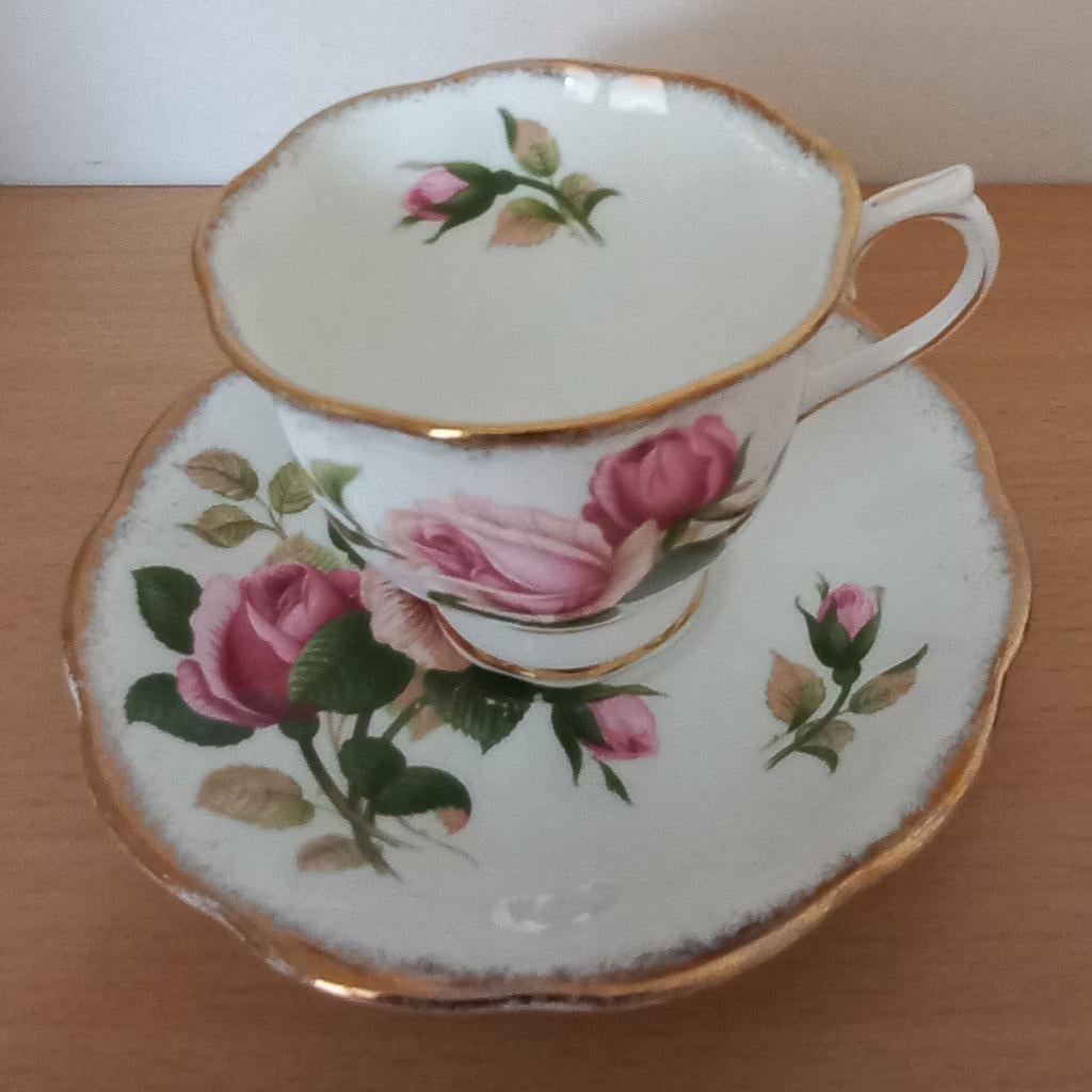 Royal Albert kop en schotel - Anniversary Rose, Antiek en Kunst, Antiek | Servies los, Ophalen