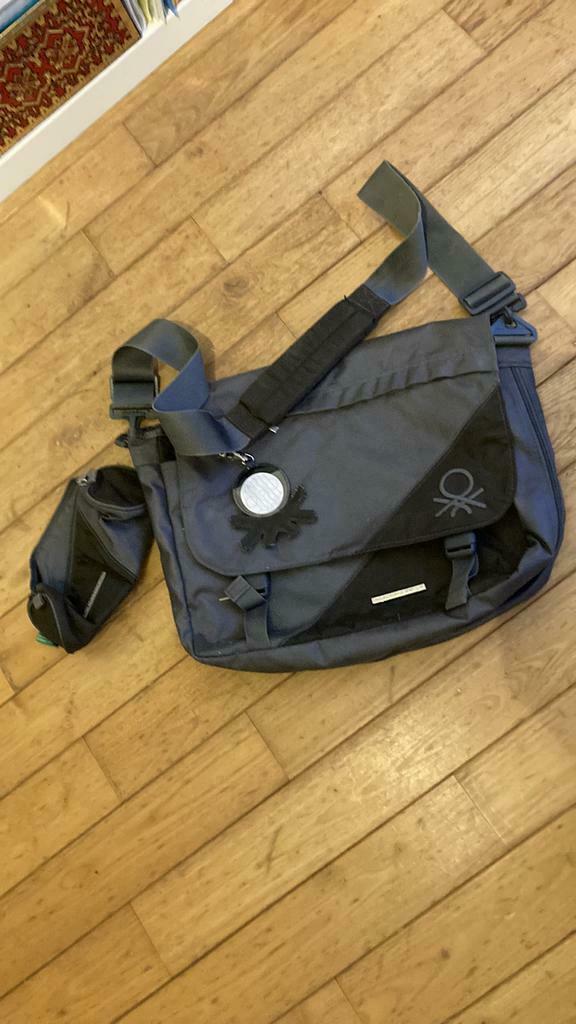 Sac (besace)/cartable avec plumier assorti (gris) BENETTON, Moins de 30 cm, Gris, 30 à 40 cm, Utilisé
