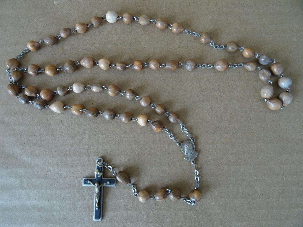 Rozenkrans met gedroogde bessen of zaden Rozenkrans Rome, Verzamelen, Religie, Zo goed als nieuw, Christendom | Katholiek, Sieraad