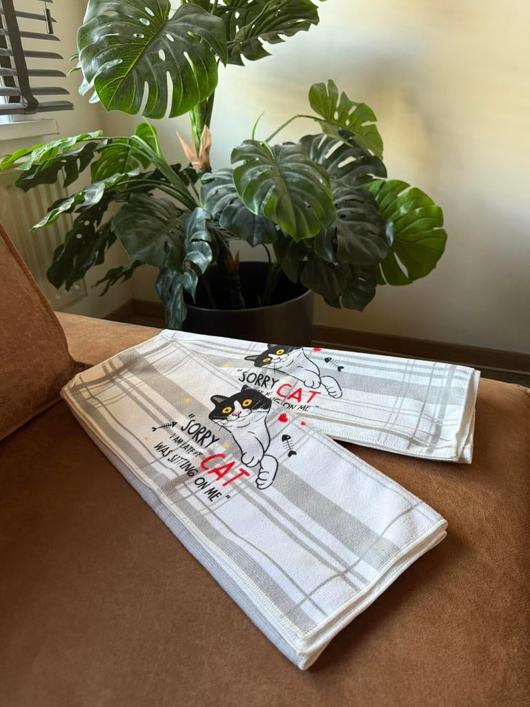 2 handdoeken met katten, Huis en Inrichting, Keuken | Textiel, Ophalen of Verzenden, Zo goed als nieuw, Wit, Theedoek of Handdoek