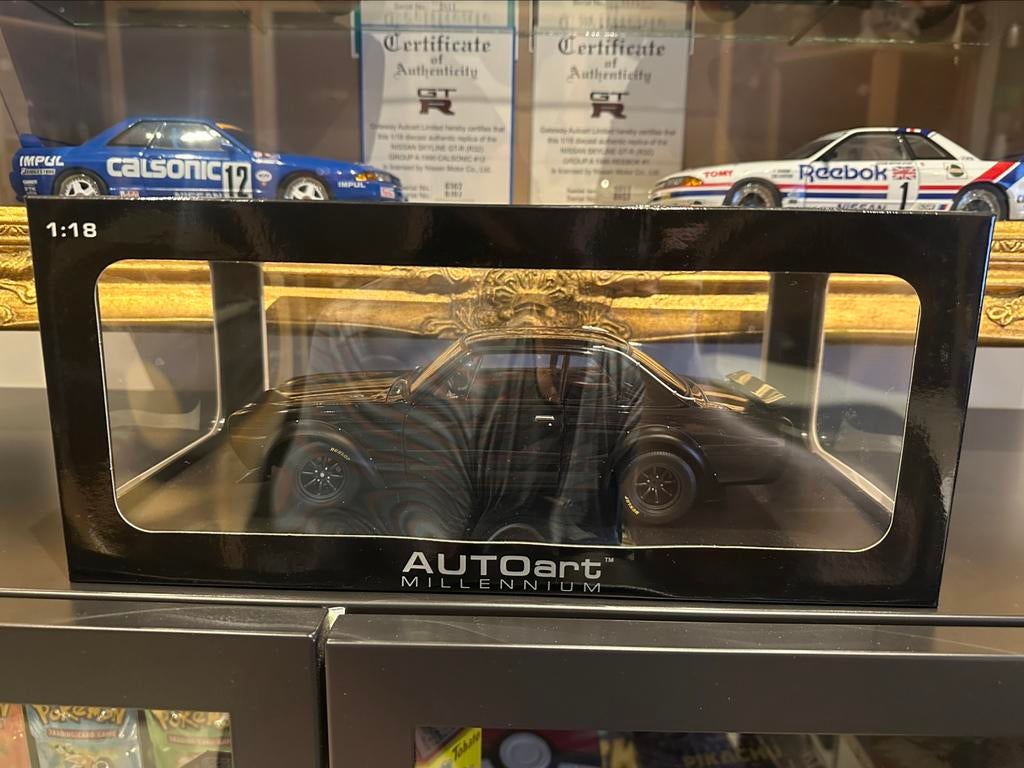 Nissan Skyline GT-R KPGC10 Racing Black 1:18, Enlèvement ou Envoi, Neuf, Voiture, Autoart