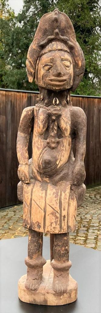 Houten snijwerk van rechtopstaande vrouw, Enlèvement