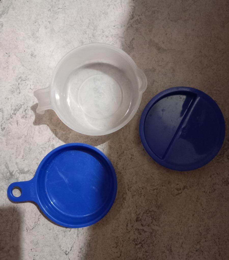 Tasses à mesurer + contenant Tupperware., Enlèvement, Comme neuf, Bleu, Récipient ou Bol