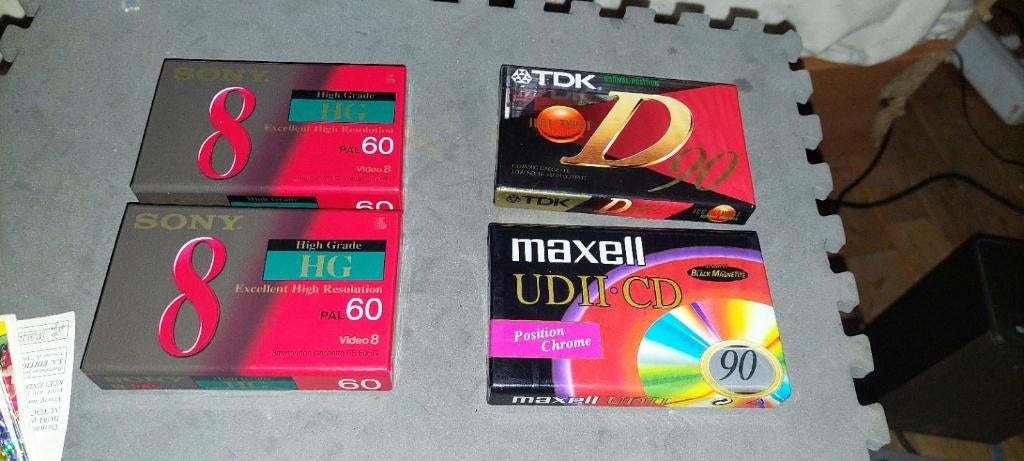 Cassettes scellées : 2 x Sony Video8 + Maxell UDII + TDK, Enlèvement ou Envoi, Neuf, dans son emballage, 2 à 25 cassettes audio