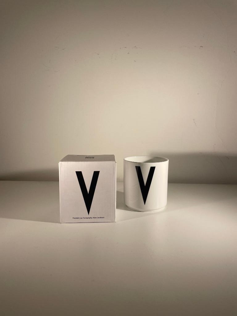 Tasse en porcelaine avec lettre V - Design Letters par Arne, Ophalen, Nieuw, Overige stijlen, Kop(pen) en/of Schotel(s)