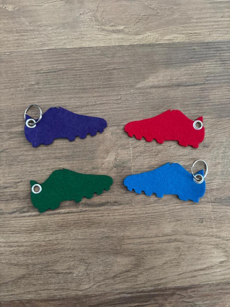 29 vilten sleutelhangers voetbalschoen, Verzamelen, Ophalen of Verzenden, Nieuw