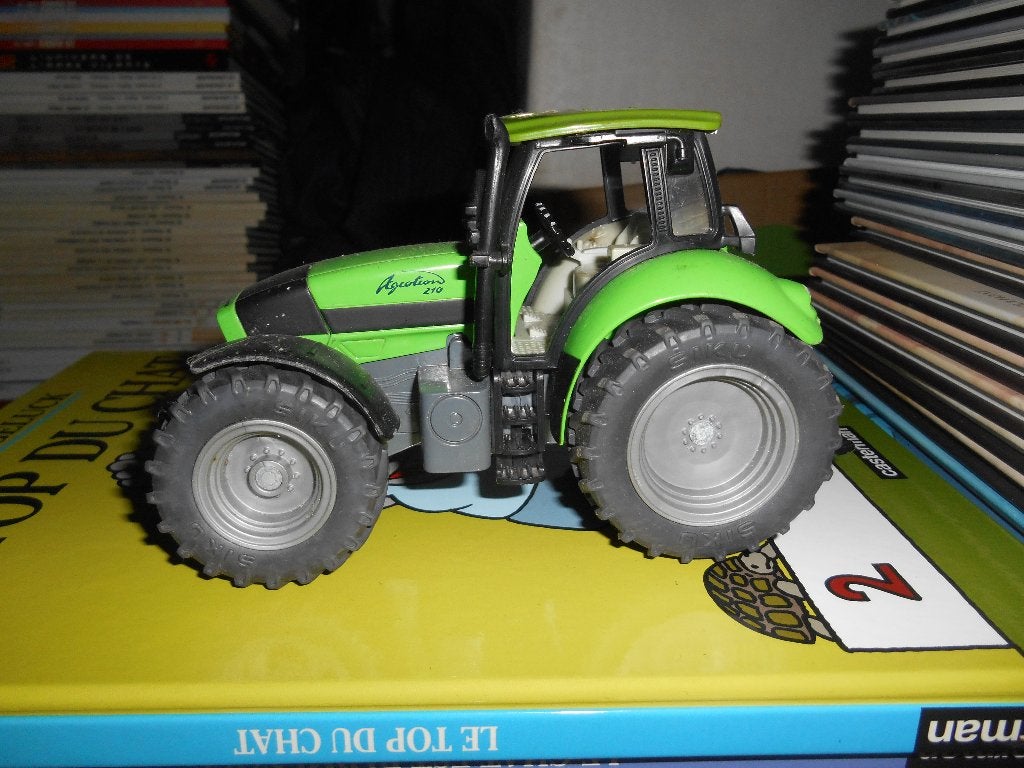 SIKU 1/32 AGROTIOR 210, Hobby en Vrije tijd, Ophalen of Verzenden, SIKU