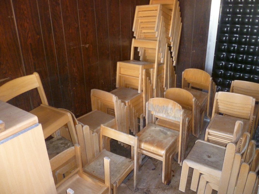 LOT VAN 75  HOUTEN KINDERSTOELTJES, Ophalen