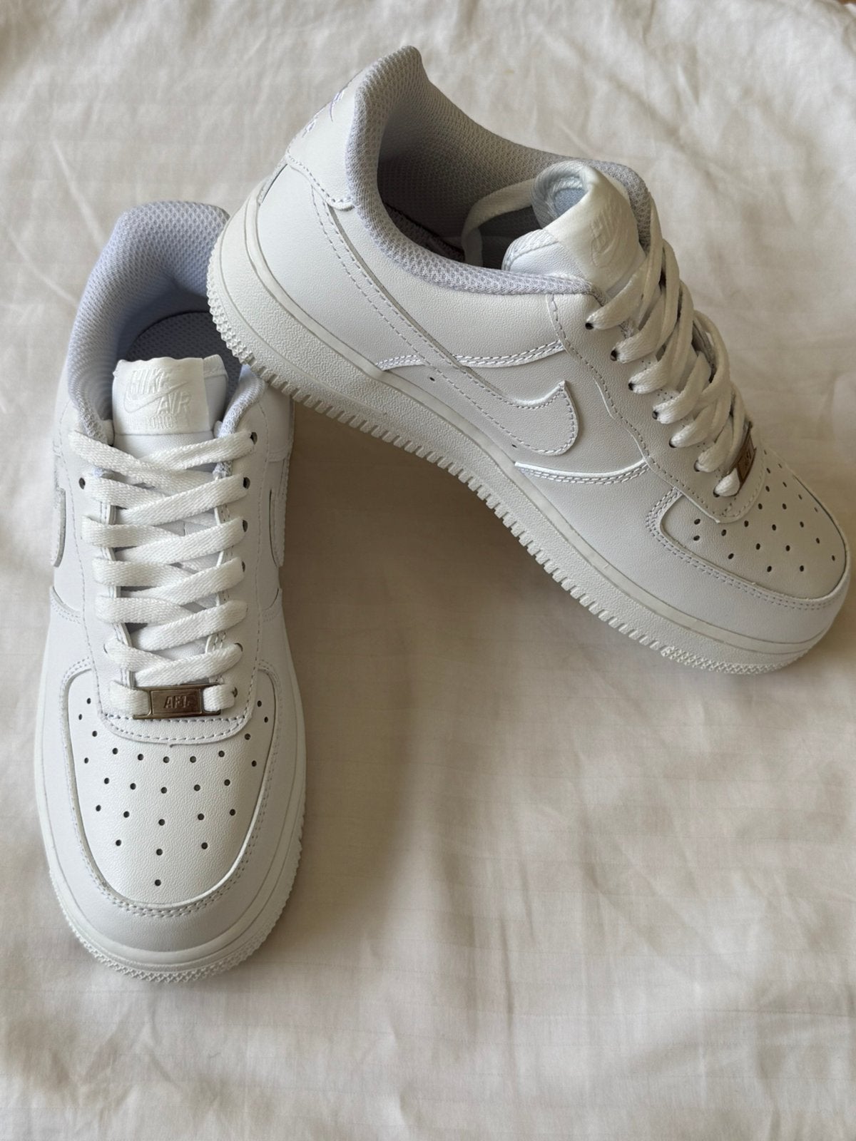 Nike Air Force 1 White - Maat 37,5 - zo goed als nieuw, Verzenden, Zo goed als nieuw, Wit