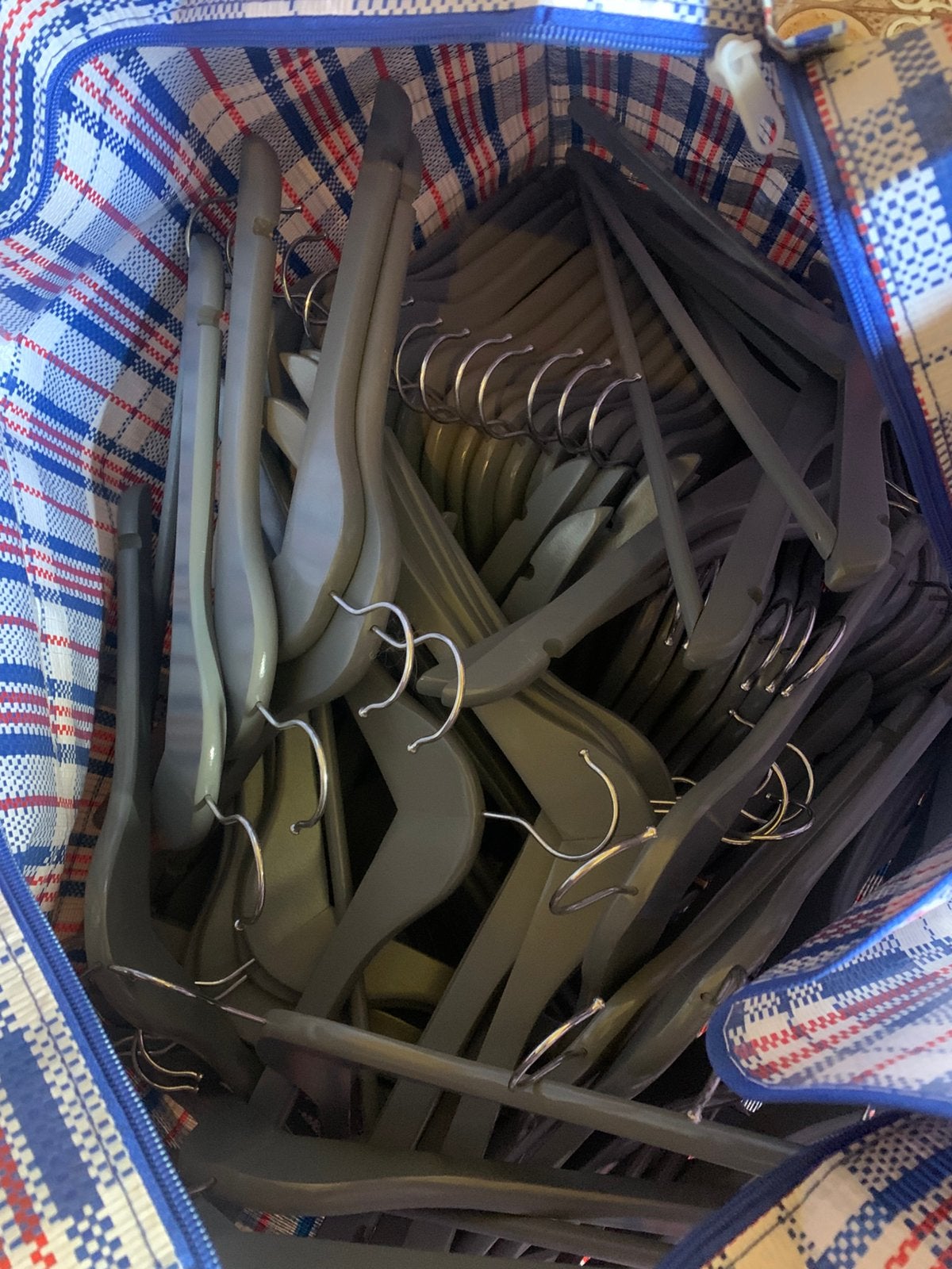 Cintres à vêtements en bois gris NEUFS lot 150 pièces, Enlèvement ou Envoi, Neuf, Bois, Adultes