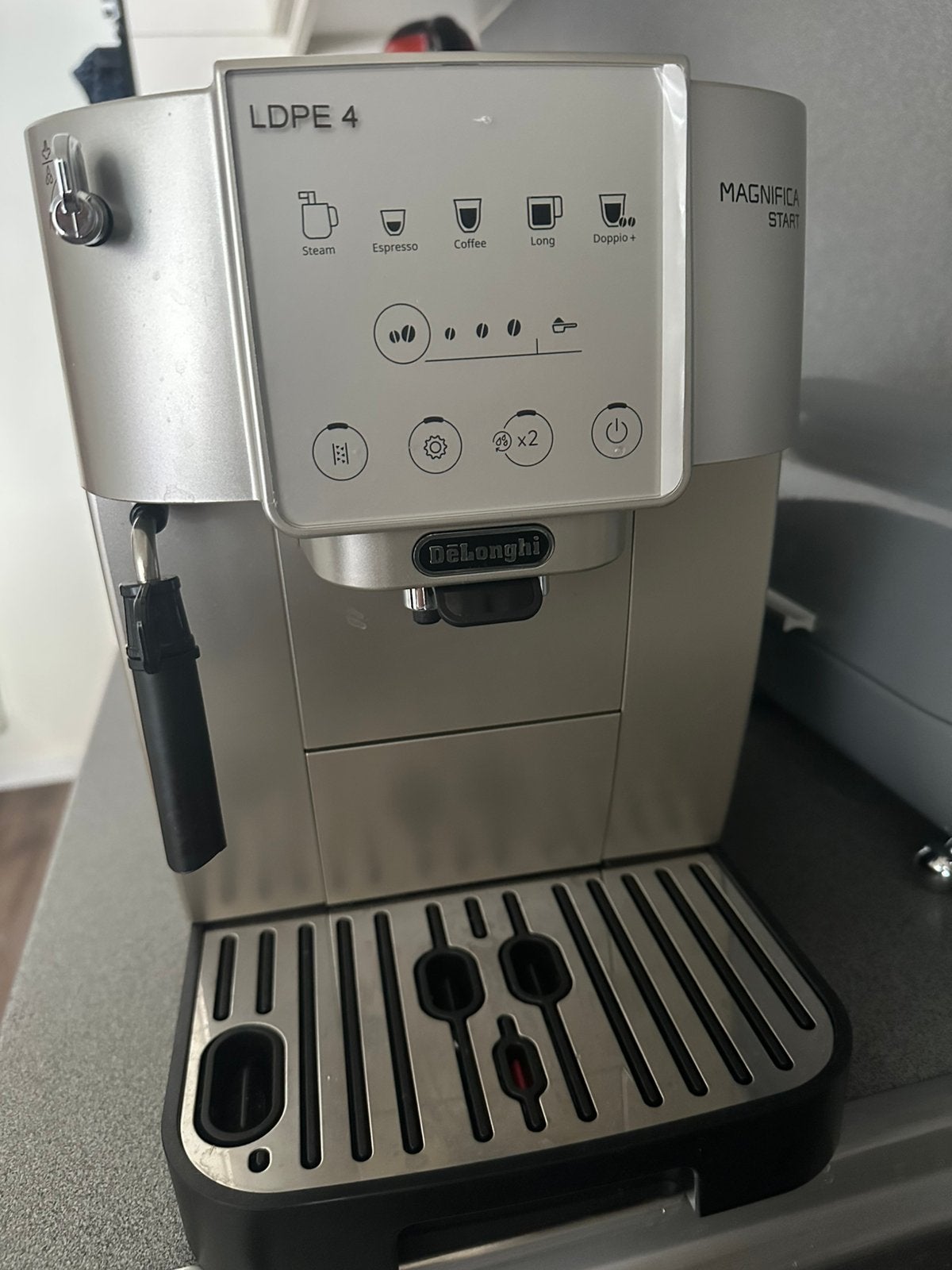Machine delonghi utiliser une seul fois a vendre, Réservoir d'eau amovible, Café en grains, Comme neuf, 10 tasses ou plus