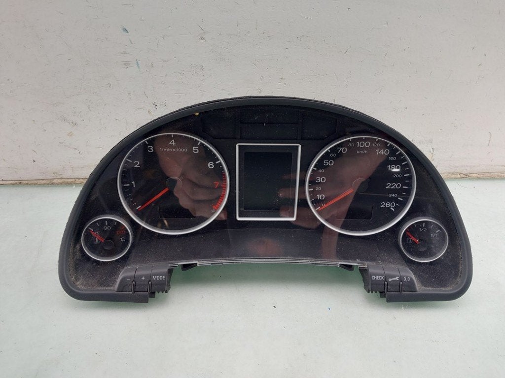 INSTRUMENTS DE BORD Audi A4 Avant (B7) (01-2004/06-2008), Robert Bosch AG, Audi, Utilisé, Robert-Bosch-Allee 1
74232  Abstatt, DE