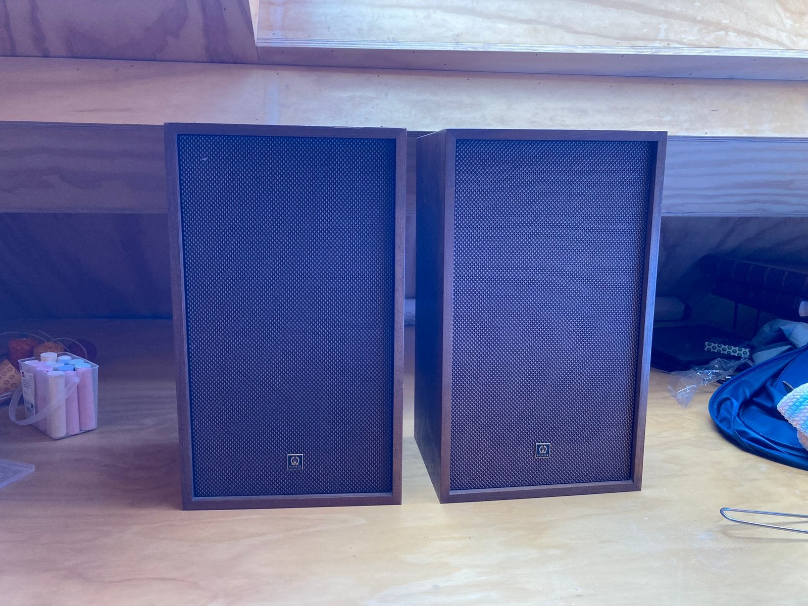 Oude pioneer muziekboxen, Enlèvement, Pioneer