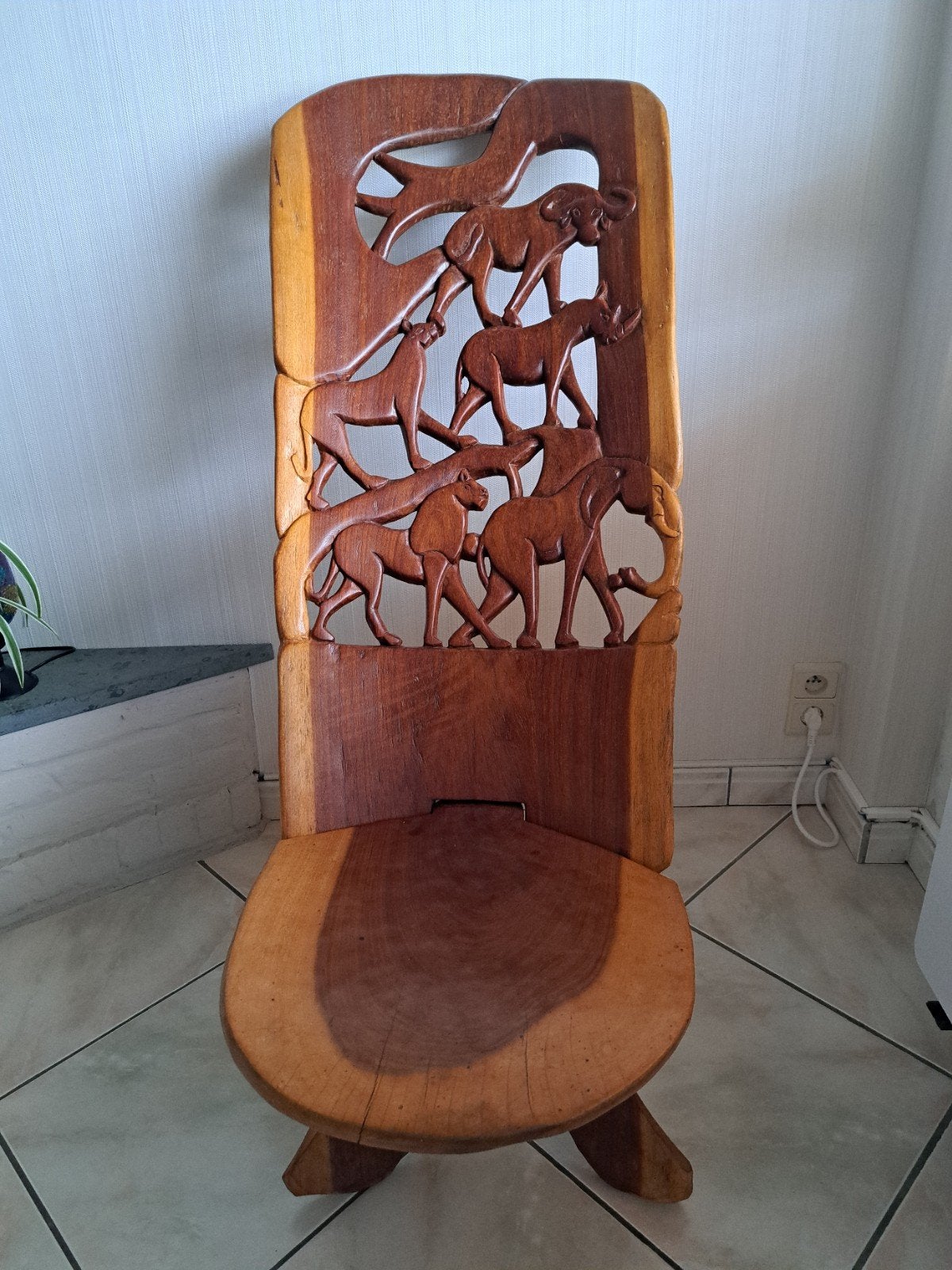 Te Koop Afrikaanse stoel met dier figuren GEEN KOERIERDIENST, Ophalen