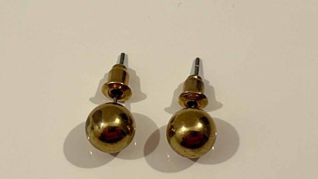 Goudkleurige oorsteker met bol, Ophalen of Verzenden, Gebruikt, Goud, Knopjes of Stekers