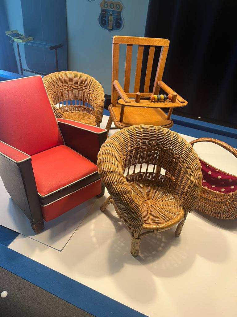 1 lot stoeltjes  voor poppen, Verzamelen, Poppenhuizen en Toebehoren, Ophalen