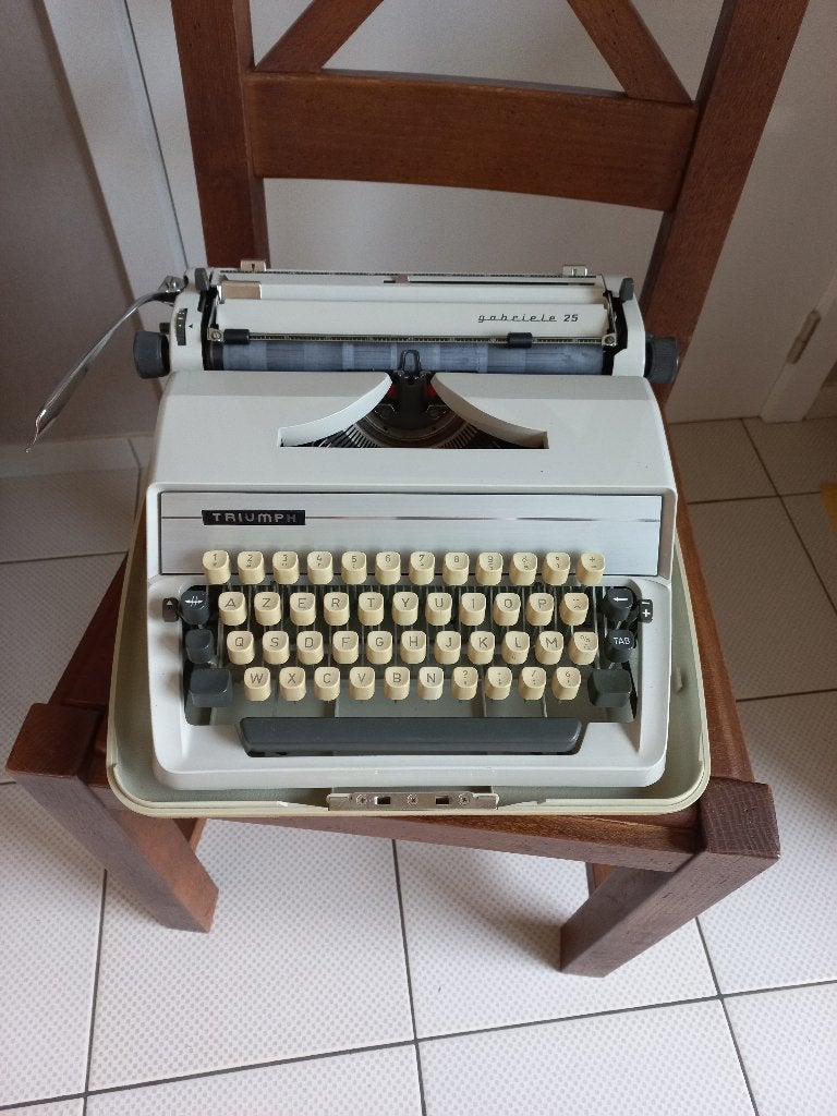 Triumph Gabriele 25 mechanische schrijfmachine, Ophalen