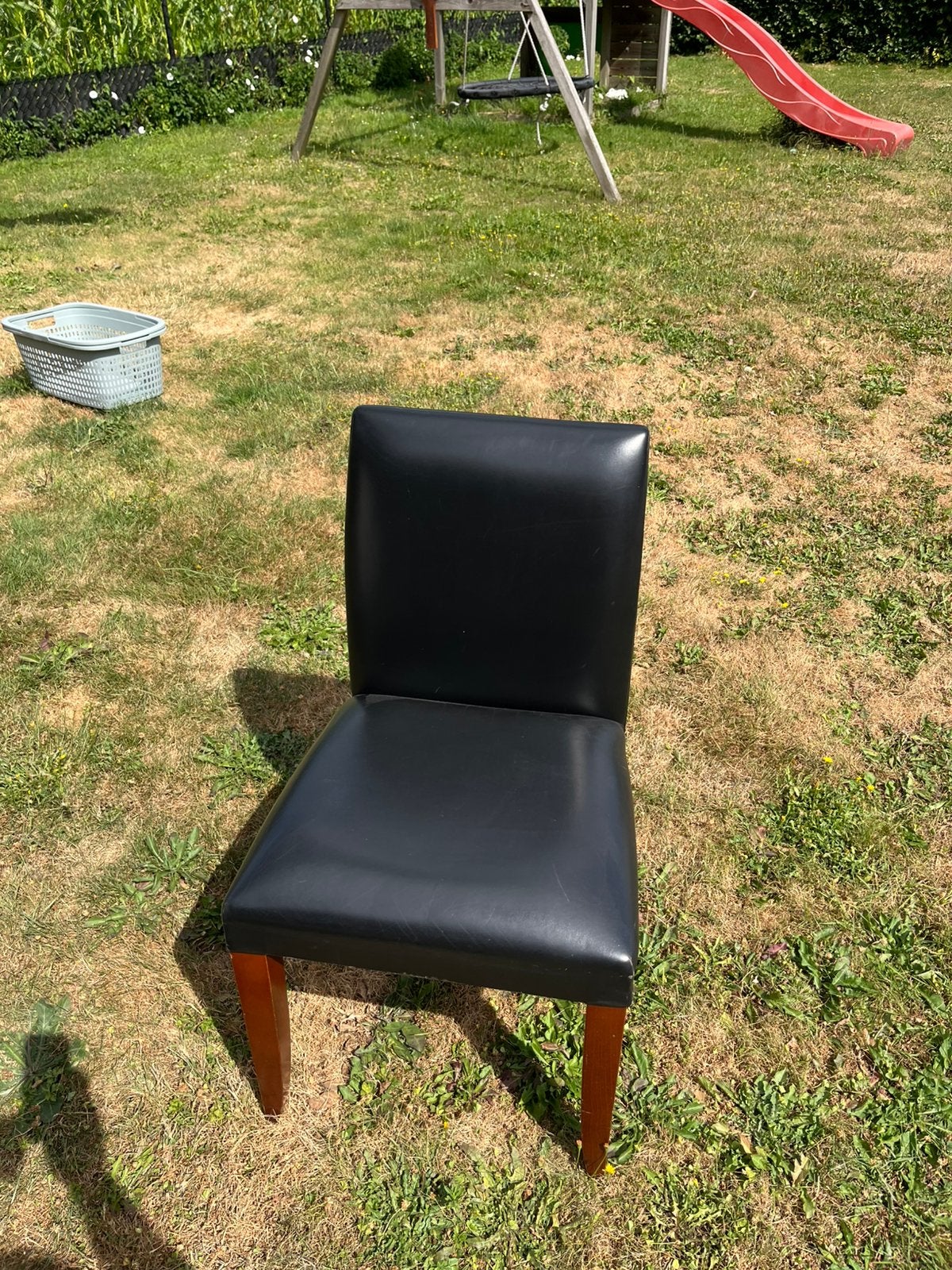 Twee zwarte stoelen met houten poten, Maison & Meubles, Chaises, Deux, Enlèvement, Utilisé, Autres matériaux