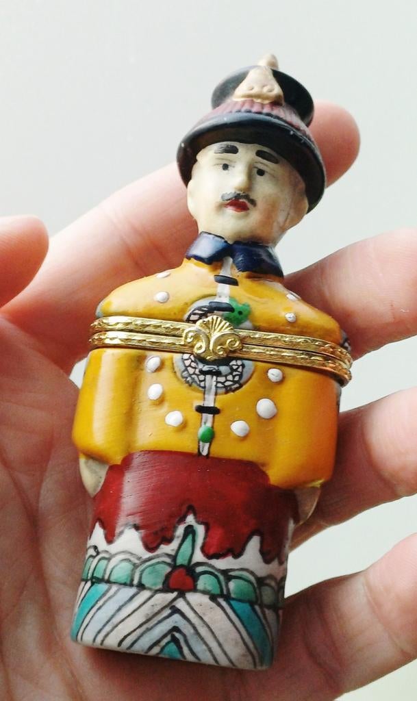 Oud pillendoosje porselein, Ophalen