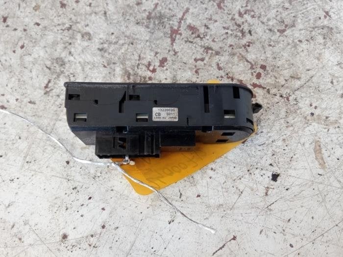 Commutateur vitre électrique d'un Opel Astra, -, -, Opel, 3 mois de garantie