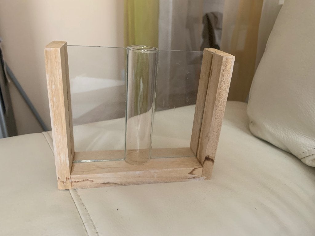 Vaas met houder, Huis en Inrichting, Beige, Nieuw, Ophalen of Verzenden, Geschikt voor droogbloemen
