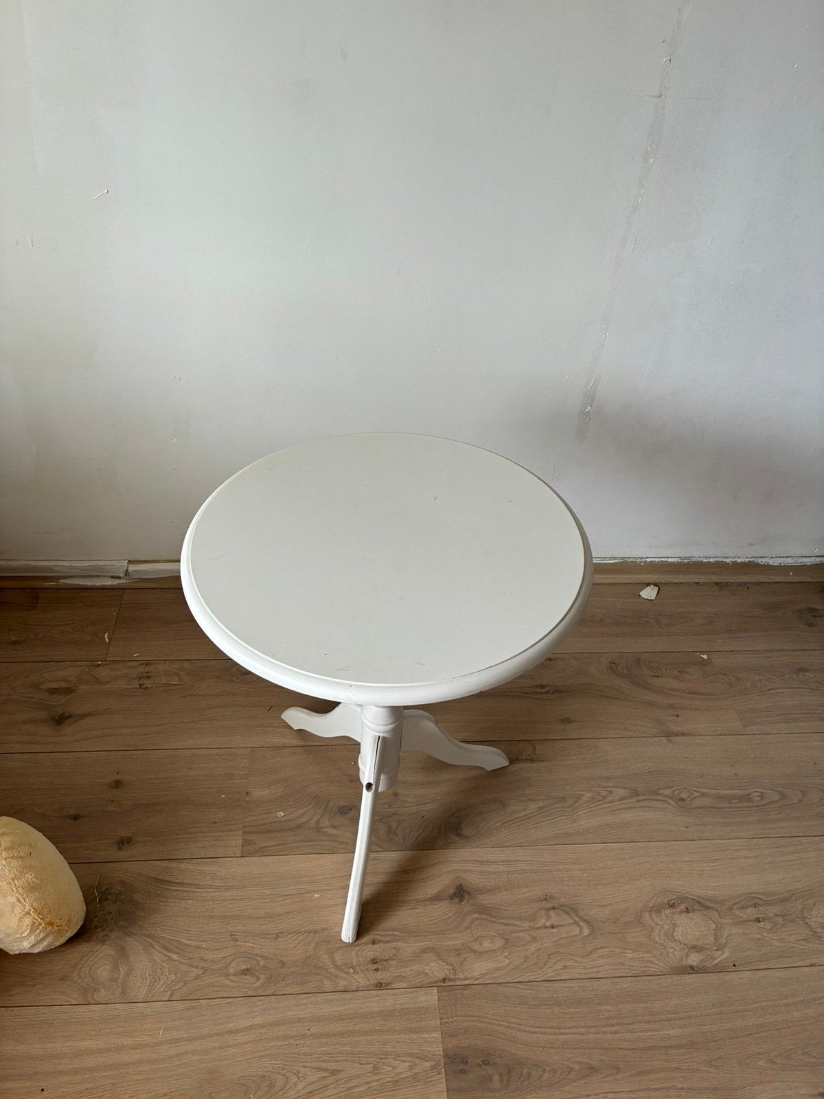 Witte klassieke bijzettafel / wijntafel / drievoet, Huis en Inrichting, Tafels | Bijzettafels, Gebruikt, 55 tot 75 cm, Hout, Ophalen