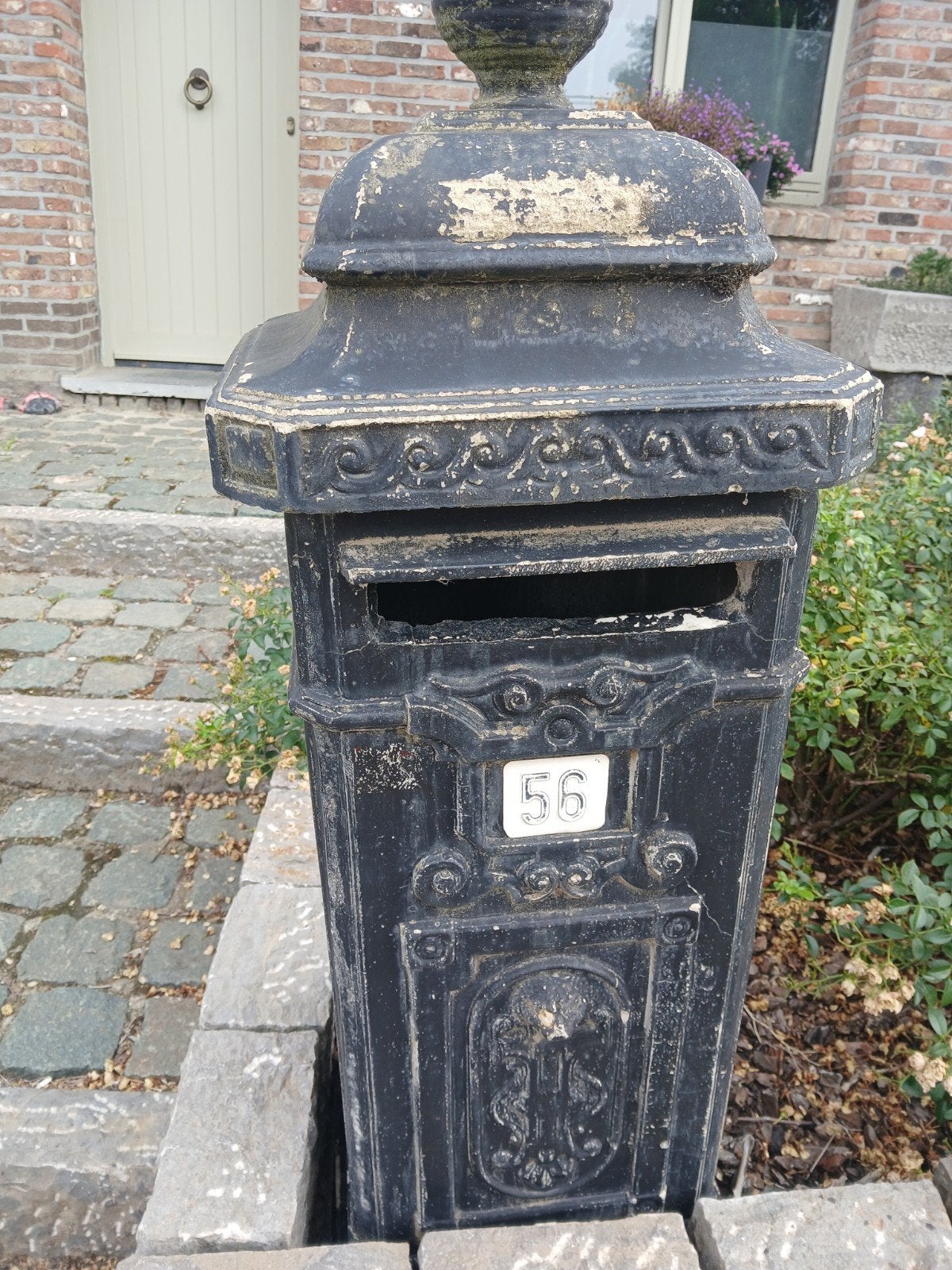 brievenbus steen 105cm * 35cm, Tuin en Terras, Brievenbussen, Ophalen, Gebruikt, Hardsteen, Staande brievenbus