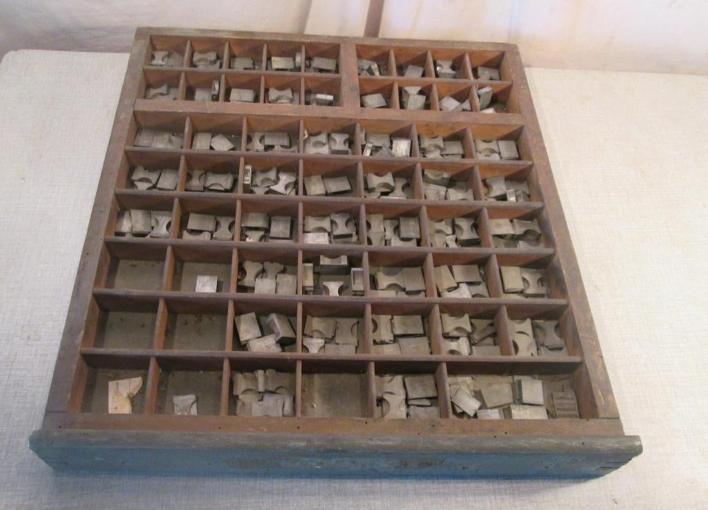 Originele Houten Letterbak met heel veel letters en cijfers, Antiquités & Art, Antiquités | Outils & Instruments, Enlèvement ou Envoi