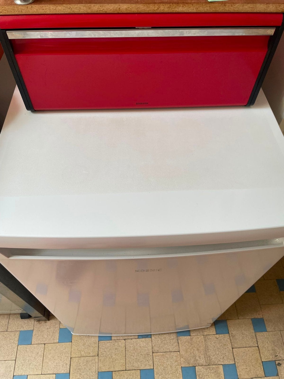 Koelkast Koenic KFK 121 DW, Elektronische apparatuur, Koelkasten en IJskasten, 100 tot 150 liter, Zo goed als nieuw, 45 tot 60 cm