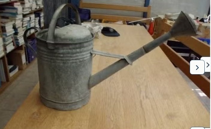 zinken gieter met sproeikop, Ophalen