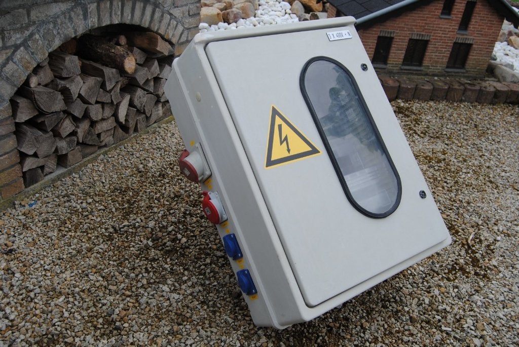 Werfkast met meterkast voor digitale teller 3x400+N, Ophalen, Gebruikt, Stopcontact