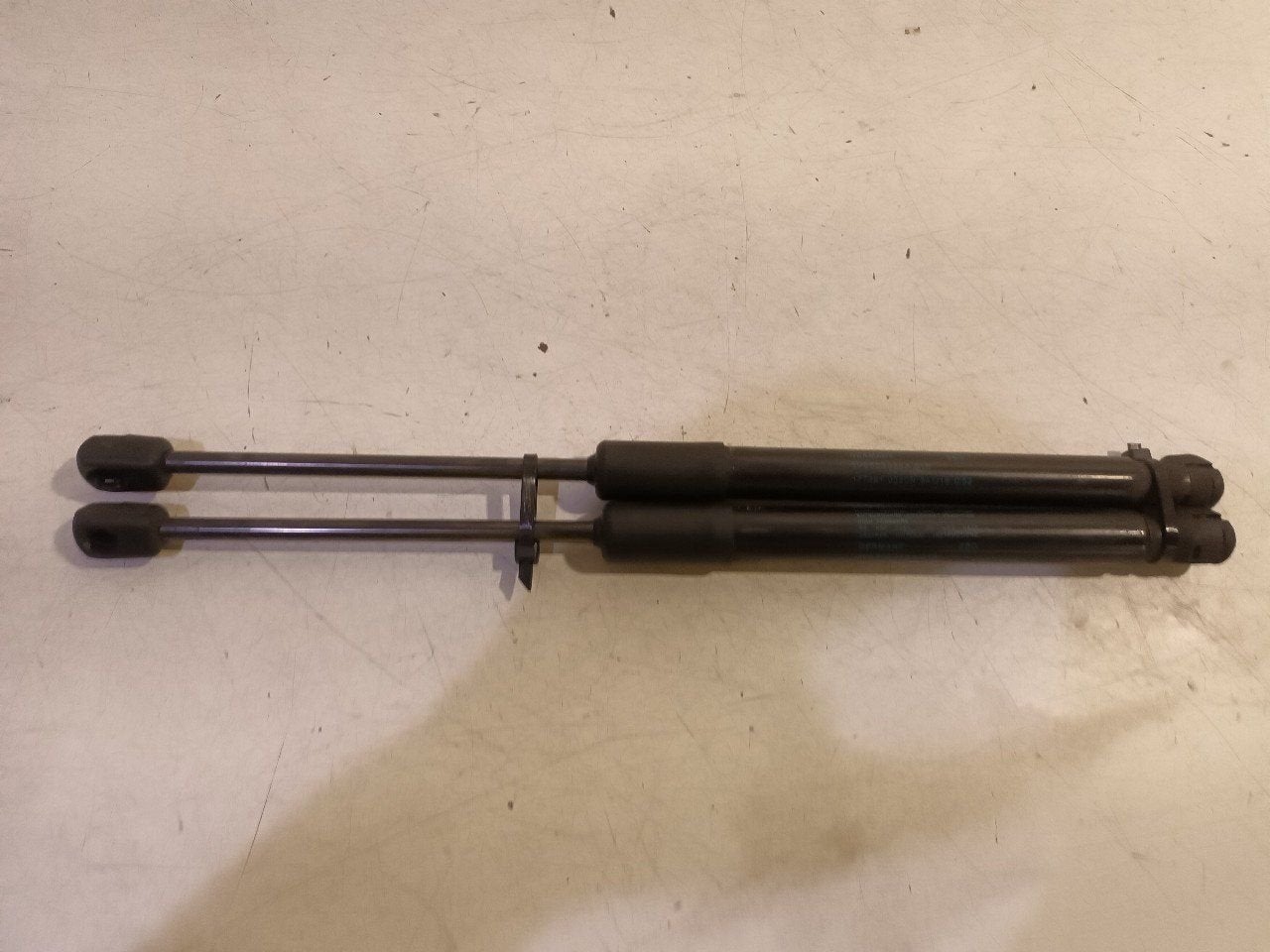 Gasdrukveerset voor Skoda Superb, Onderdelen@venauto.nl, Van der Ven Autorecycling B.V., Gebruikt, Ettenseweg 76, 4706 PB Roosendaal, The Netherlands