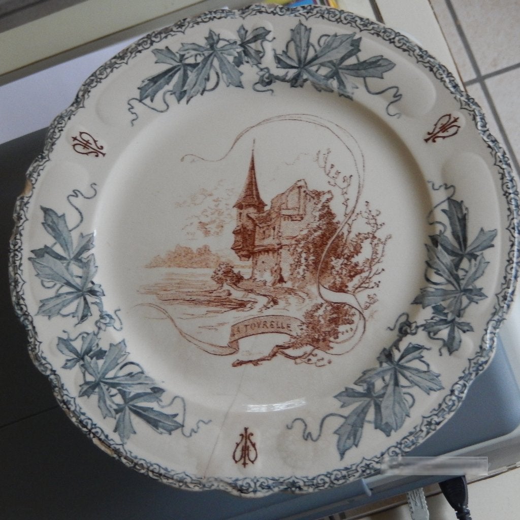 Plat sur piédouche (endommagé) - faïence Choisy Le Roi, Antiek en Kunst, Ophalen of Verzenden