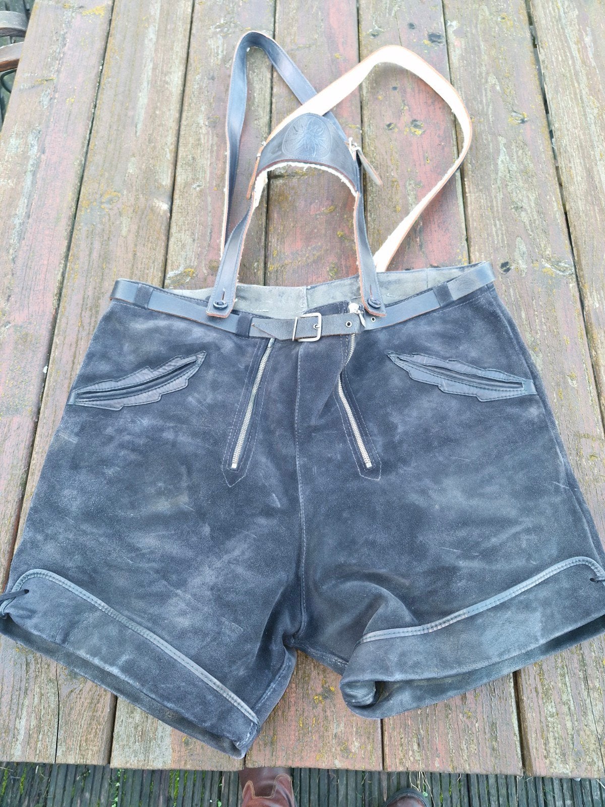 Culotte de peau lederhose authentique très ancienne noire, Antiquité Monschau, Taille 52/54 (L), Enlèvement, Porté