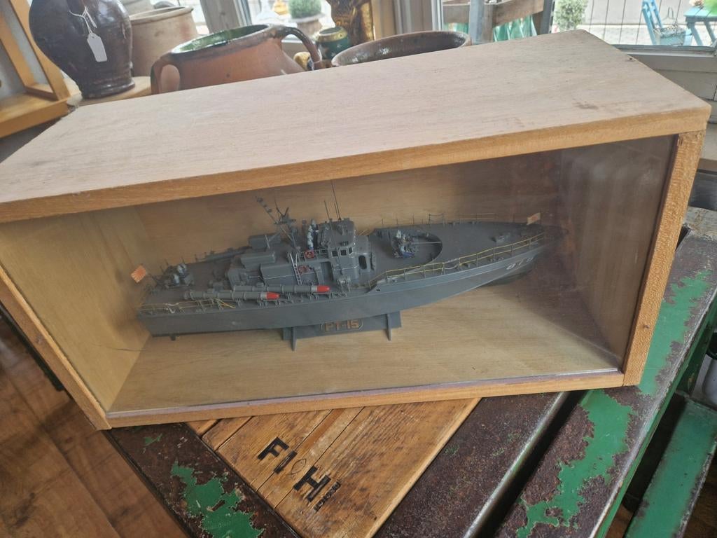 Onderzeeboot in vitrine €40, Antiek en Kunst, Ophalen