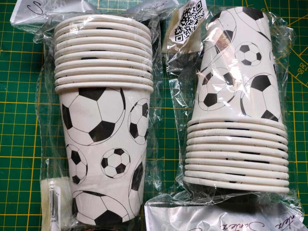 kartonnen bekers voetbal 2 pakjes 10 stuks NIEUW feestje, Enlèvement ou Envoi, Neuf
