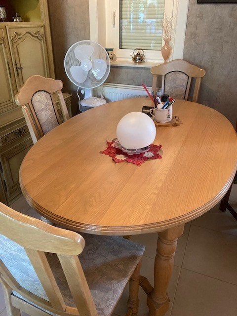 ovale houten tafel en vier bijhorende stoelen, Ophalen, Gebruikt